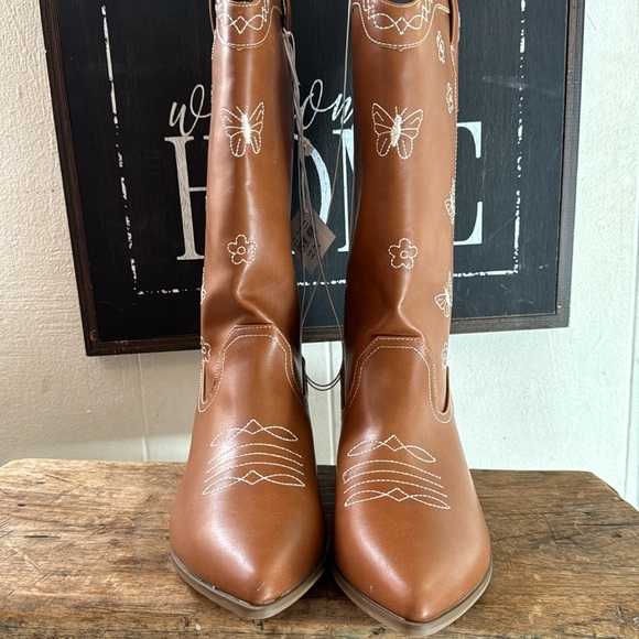 American Eagle Outfitters Butterfly Embroidered Western Boot ❤️ - Picture 3 of 4